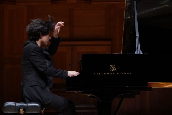 임윤찬이 30일 한국예술종합학교 이강숙홀에서 알렉산드르 스크랴빈의 '프렐류드 Op.37 No.1'과 피아노 소나타 2번 중 1악장 ‘안단테’를 연주하고 있다.