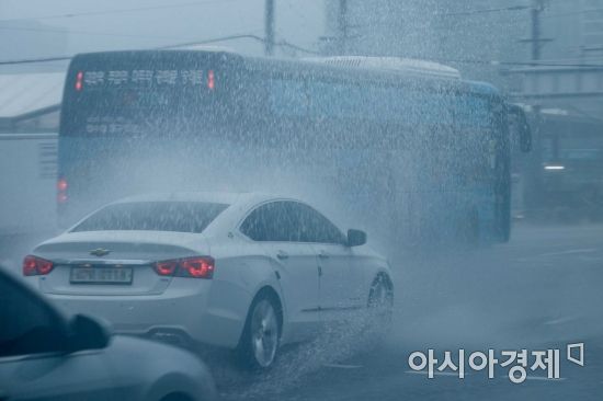 장마 전선의 영향으로 수도권에 호우경보가 발령된 30일 서울 증산교 인근에서 차량이 물보라를 일으키고 있다./강진형 기자aymsdream@