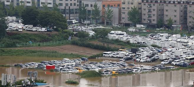 30일 오후 경기 수원시 권선구의 한 중고차 매매단지에 기습적으로 내린 폭우로 인해 미처 나오지 못한 중고차량들이 물에 잠겨있다. 2022.6.30/뉴스1