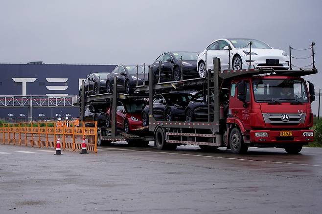 미국 전기차 회사 테슬라의 중국 상하이 공장에서 생산된 차량이 트럭에 실려 운반되고 있다. /로이터 뉴스1