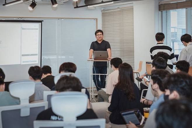 박준태 정육각 최고기술책임자(CTO)가 개발자 컨퍼런스 ‘JYG Undefined 2022 Summer’에서 키노트 스피치를 진행하고 있다.ⓒ정육각