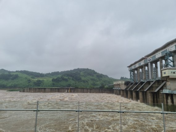 군남댐 방류 현장.© 뉴스1 /사진=뉴스1