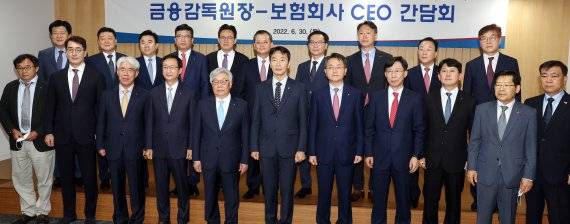 이복현 금융감독원장(앞줄 왼쪽 여섯번째)이 6월 30일 서울 종로구 생명보험교육문화센터에서 열린 보험사 CEO 간담회를 진행한 후 기념촬영을 하고 있다. 사진=김범석 기자