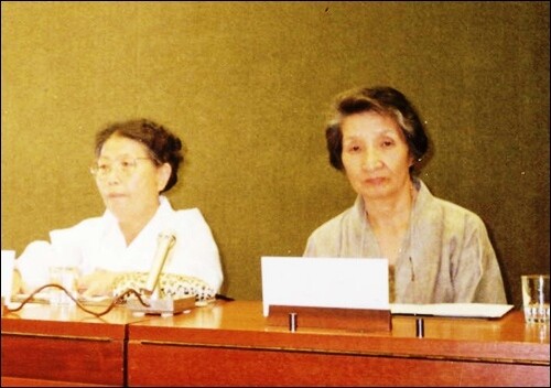 1992년 8월 스위스 제네바에서 열린 유엔인권소위원회에 참석한 황금주(왼쪽) 할머니와 이효재(오른쪽) 정대협 공동대표. 황 할머니는 그해 11월 미국 워싱턴을 방문해 ‘일본의 위안부 만행’을 증언했다. 사진 정의기억연대 제공