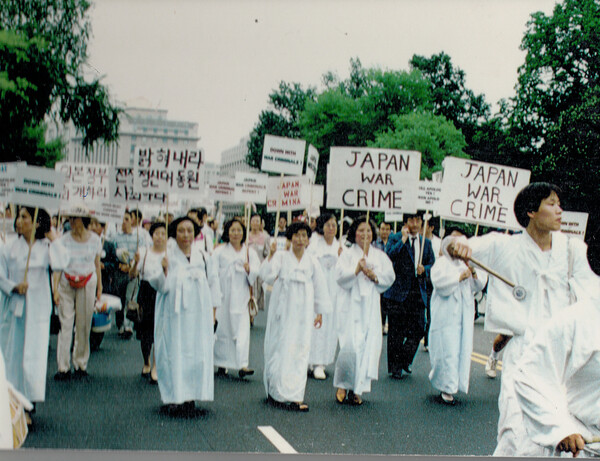 1993년 미국 워싱턴 정신대 대책위 이동우(앞줄 왼쪽 둘째) 초대회장과 한인 회원들이 백악관 앞에서 일본의 위안부 범죄를 고발하는 시위를 하고 있다. 워싱턴정신대대책위 제공