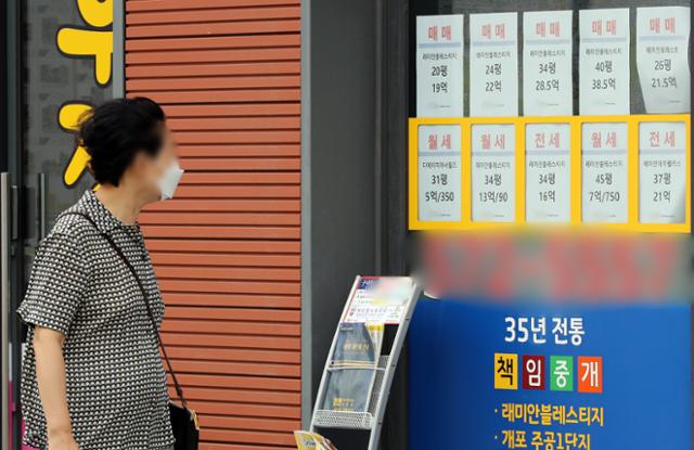 28일 서울 강남구에 위치한 한 공인중개사사무소에 아파트 매매 및 전·월세 가격표가 적혀 있다. 뉴스1