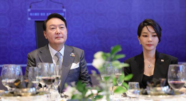 윤석열 대통령과 김건희 여사가 29일 스페인 마드리드 시내 호텔에서 열린 동포 만찬간담회에 참석해 있다. 마드리드=서재훈 기자