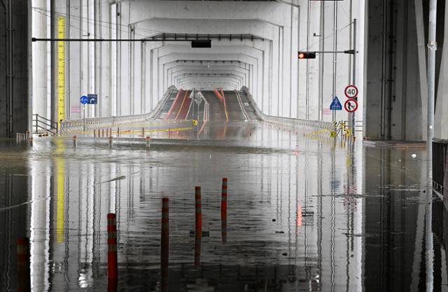 서울을 비롯한 수도권 지역에 집중호우가 내린 30일 잠수교가 침수로 인해 교통운행이 통제되고 있다. 홍인기 기자