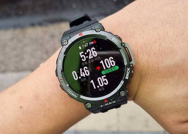 사용자의 움직임을 감지해 스스로 스포츠 모드로 들어가는 자동 운동 인식 기능도 지원