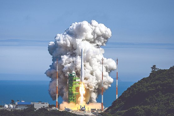 국내 기술로 개발한 한국형 발사체 누리호(KSLV-Ⅱ)가 지난 21일 전남 고흥군 나로우주센터 발사대에서 화염을 내뿜으며 날아오르고 있다. [사진공동취재단]