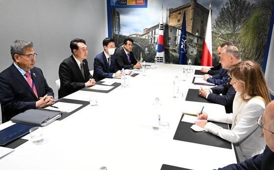 윤석열 대통령이 29일(현지시간) 나토 정상회의가 열리는 스페인 마드리드에서 안제이 두다 폴란드 대통령과 정상회담을 하는 모습. 연합뉴스.