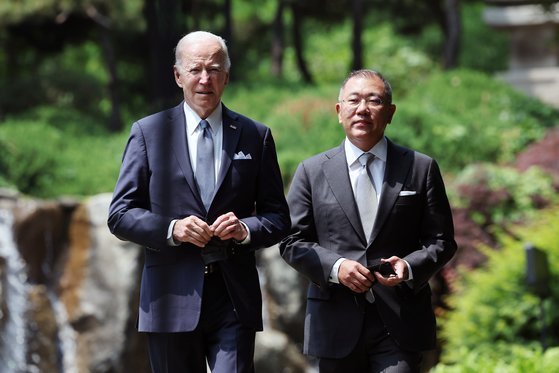 정의선(오른쪽) 현대자동차그룹 회장이 지난달 22일 그랜드 하얏트 서울 호텔에서 조 바이든 미국 대통령과 만나 환담을 나누고 있다. 연합뉴스