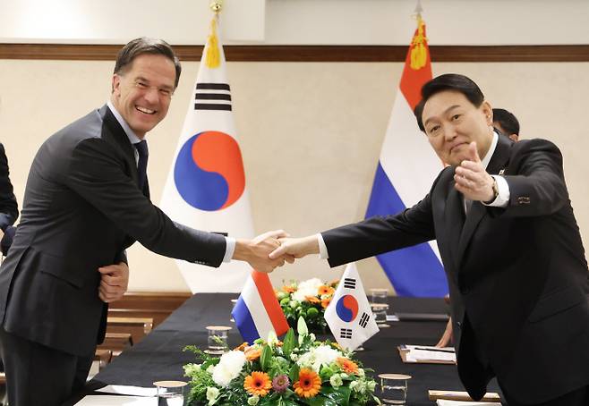 악수 나누는 한·네덜란드 정상 윤석열 대통령이 29일(현지시간) 스페인 마드리드의 한 호텔에서 마르크 뤼터 네덜란드 총리와 정상회담을 하기에 앞서 기념촬영을 하고 있다. 마드리드 | 연합뉴스