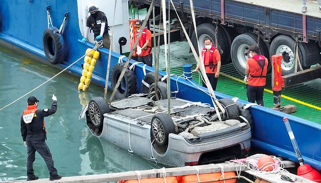 29일 오전 전남 완도군 신지면 송곡선착장 인근 방파제에서 경찰이 10m 바닷속에 잠겨있는 조유나(10)양 가족의 차량을 인양하고 있다. 경찰은 실종된 조양의 가족과 차량을 찾기 위해 수중 수색하다 전날 가두리양식장 아래에 잠겨있는 차량을 발견했다. 연합뉴스