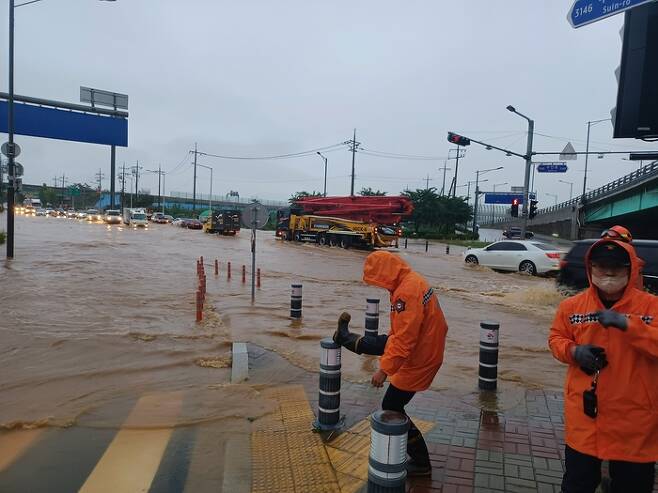 30일 시흥 안현교차로 일부가 폭우로 침수돼 소방 관계자들이 조치하고 있다. 경기도소방재난본부 제공