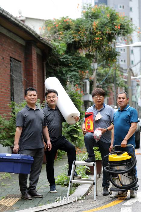 지난 28일 서울 성북구 6호선 월곡역 인근에서 ‘종암동 청년회’ 회원들이 집수리 봉사에 쓰이는 각종 도구들을 들고 서 있다. 왼쪽부터 권현(48), 김희상(44), 김정국(52), 이희갑씨(54) | 김창길 기자