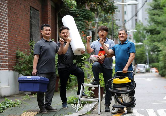 지난 28일 서울 성북구 6호선 월곡역 인근에서 ‘종암동 청년회’ 회원들이 집수리 봉사에 쓰이는 각종 도구들을 들고 서 있다. 왼쪽부터 권현(48), 김희상(44), 김정국(52), 이희갑씨(54) | 김창길 기자