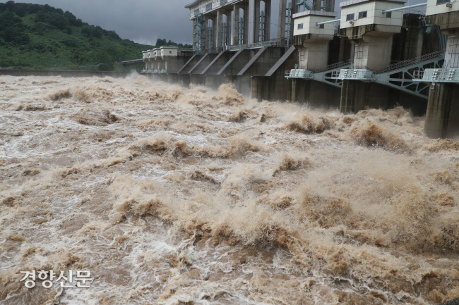경기 연천군 군남댐이 엄청난 물을 방류하고 있다. ｜경향신문 자료사진