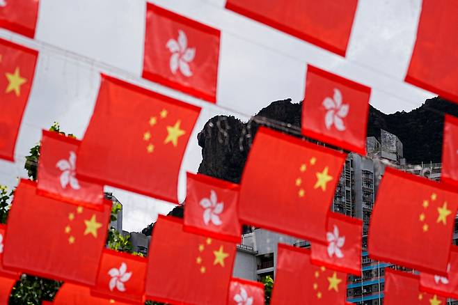 주권 반환 25주년을 앞둔 홍콩 거리에 중국 국기인 오성홍기와 홍콩기가 줄지어 걸려 있다. 로이터연합뉴스