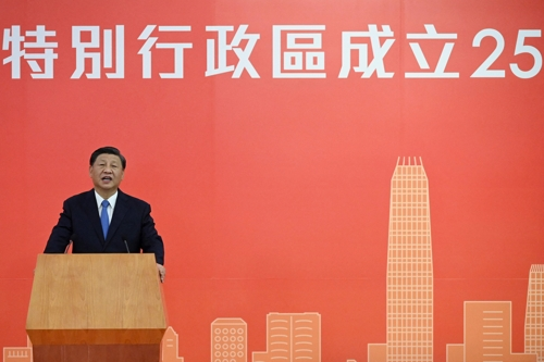 시진핑 중국 국가주석이 30일 전용 고속열차 편으로 홍콩 서구룡역에 도착해 연설을 하고 있다. 로이터연합뉴스