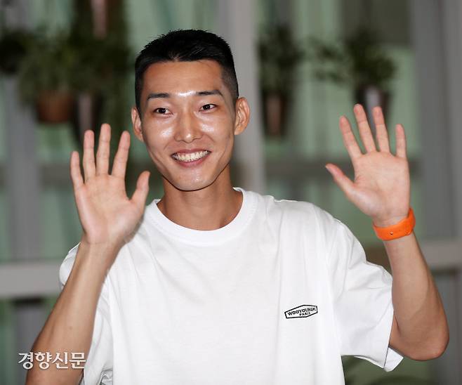 우상혁이 30일 인천국제공항에서 2022 세계육상선수권대회가 열리는 미국으로 출국하기 직전 손을 들어 인사하고 있다. 정지윤 선임기자