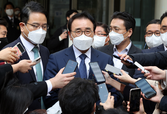 Shinhan Financial Group Chairman Cho Yong-byoung speaks to reporters as he leaves the Seoul High Court in Seocho District, southern Seoul on Nov. 22, 2021. [YONHAP]