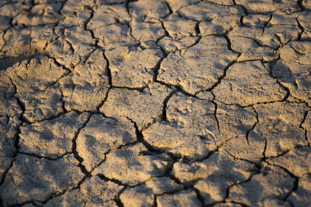 지난 15일 이탈리아 포(Po) 강 바닥이 가뭄으로 말라 금이 간 모습. AP 연합뉴스