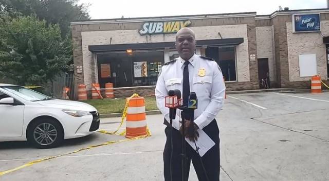 찰스 햄프턴 애틀랜타 경찰청 부청장이 27일(현지시간) 범행장소 앞에서 브리핑을 하고 있다. 애틀란타 경찰청 페이스북 캡처