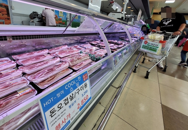 제주도 내 마트에서 소비자들이 돼지고기 매대를 둘러보고 있다. 6월 3주 도내 돼지고기 소매가격은 100g당 3154원으로 전년 같은 기간(2829원)보다 11.5% 가량 올랐다. 문정임 기자