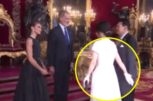 28일(현지시간) 펠리페 6세 스페인 국왕 부부와 만난 김건희 여사. 손을 흔들흔들했고 기념 촬영을 위해 국왕 왼편으로 가야 했지만 뒤로 주춤해 국왕 부부가 자리를 안내했다. NATO 공식 계정 캡처