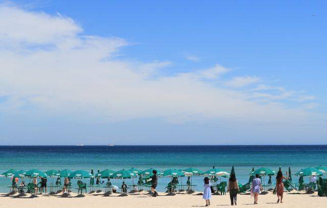 정식 개장을 하루 앞둔 제주도 조천읍 함덕해수욕장에서 30일 오전 피서객들이 해변을 거닐고 있다. 연합뉴스