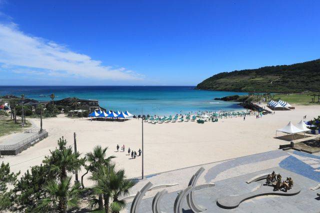 제주도 조천읍 함덕해수욕장이 정식 개장을 하루 앞둔 30일 오전 정비를 마치고 관광객을 맞이할 준비를 하고 있다. 연합뉴스