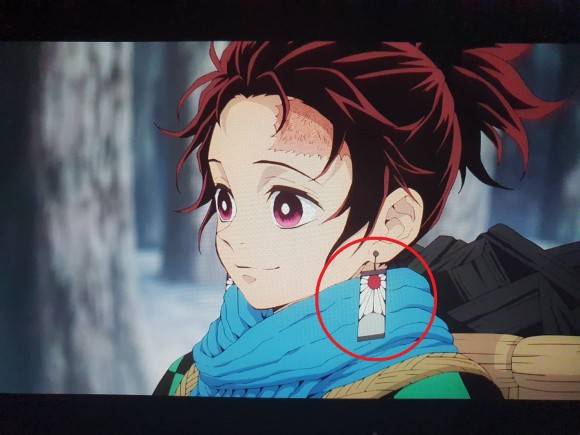 욱일기가 연상되는 귀걸이가 등장한 귀멸의 칼날. 한국판만 수정됐다. 반크 제공