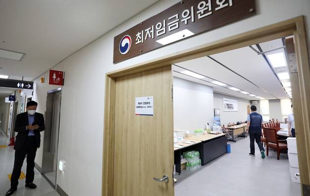 29일 오후 정부세종청사 최저임금위원회 회의실에서 속개된 제8차 전원회의에 근로자위원인 이동호 한국노총 사무총장(오른쪽)과 사용자위원인 류기정 한국경영자총협회 전무(왼쪽)가 회의장 안밖에서 회의 준비를 하고 있다. /사진=뉴스