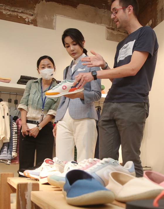 (마드리드=뉴스1) 오대일 기자 = 윤석열 대통령 부인 김건희 여사가 29일 스페인 마드리드 소재 업사이클링 의류 매장인 '에콜프(ECOALF)'를 방문해 관계자의 설명을 들으며 제품을 살펴보고 있다. (대통령실사진기자단) 2022.6.30/뉴스1