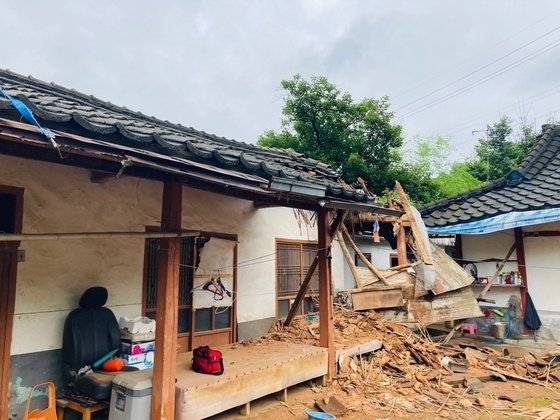 공주시 이인면 주봉리 한 주택 지붕이 무너져 거주자 1명이 숨졌다/사진제공=공주소방서