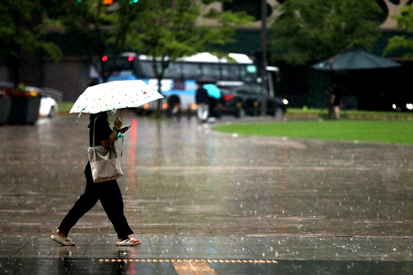 30일에는 비구름 폭이 좁고 강하게 발달해 일부 지역에 시간당 30~50㎜ 강하고 많은 비가 올 수 있다. 사진은 지난 23일 서울광장에서 우산을 쓴 시민. /사진=뉴스1