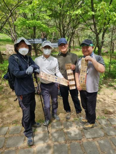 지난 4월 23일 서울 구파발 은평성모병원 뒤편에 있는 스탬프 앞에서 찍은 모습. 왼쪽부터 필자, 이승신, 강충식, 홍용표. 필자 제공