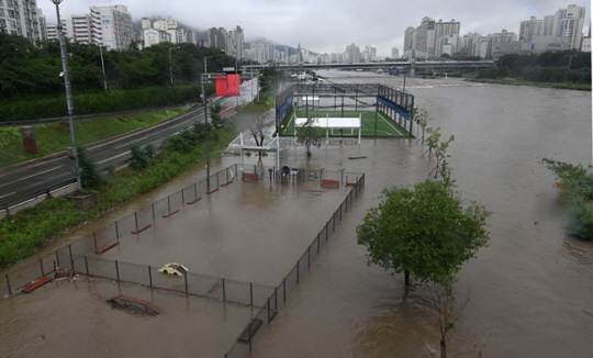 30일 오전 서울 동부간선도로가 전면 통제된 가운데 중랑교 인근  둔치 운동시설이 물에 잠겨 있다. 신창섭 기자