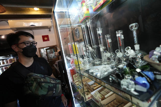 9일 태국 방콕의 하이랜드 카페에서 한 남성이 마리화나 흡연 용품을 둘러보고 있다. 방콕=AP 뉴시스