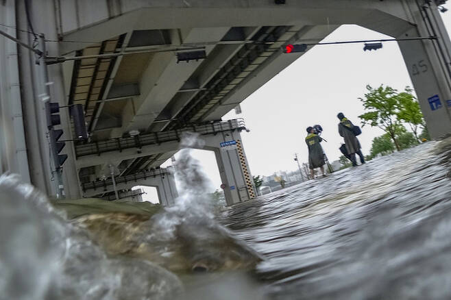 팔당댐 일부 수문이 개방된 30일 강물이 차오로는 서울 잠수교에서 붕어가 물을 거슬러 올라가고 있다. 연합뉴스