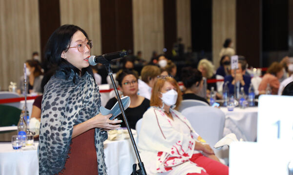태국 방콕컨벤션센터에서 열린 2022 GSW 컨퍼런스에서 한 참가자가 발표자에게 질문을 하고 있다. GSW 제공