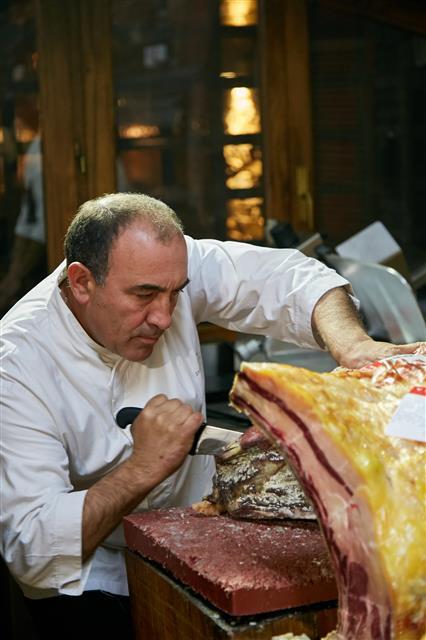 세계 각국의 음식점 주방과 시장 등에서는 다루는 식재료에 따라 다양한 칼을 사용한다. 사진은 스페인 레온의 스테이크하우스 엘 카프리초에서 고기를 손질하는 모습.