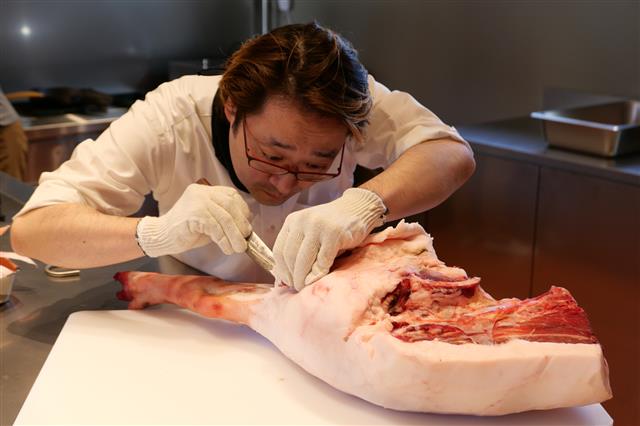 일본 교토의 정육업자가 돼지 발골 작업을 하는 모습.