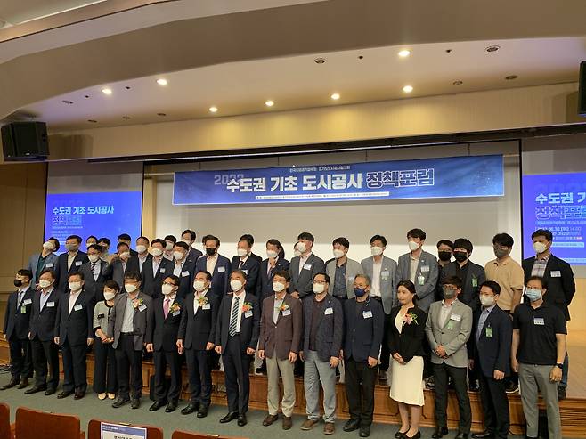 한국지방공기업학회 학술 세미나 - 30일 오후 국회도서관에서 한국지방공기업학회 등의 주최로 열린 학술 세미나에서 참석자들이 기념촬영을 하고 있다.