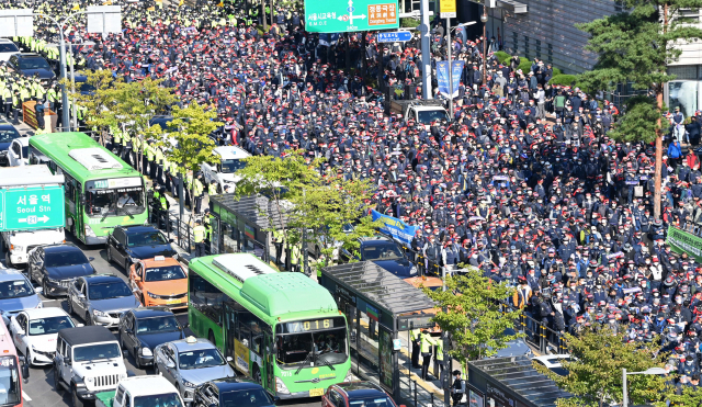 민주노총이 지난해 10월 20일 서울 서대문역 사거리에서 대규모 총파업과 집회를 갖고 있다. 서울경제DB