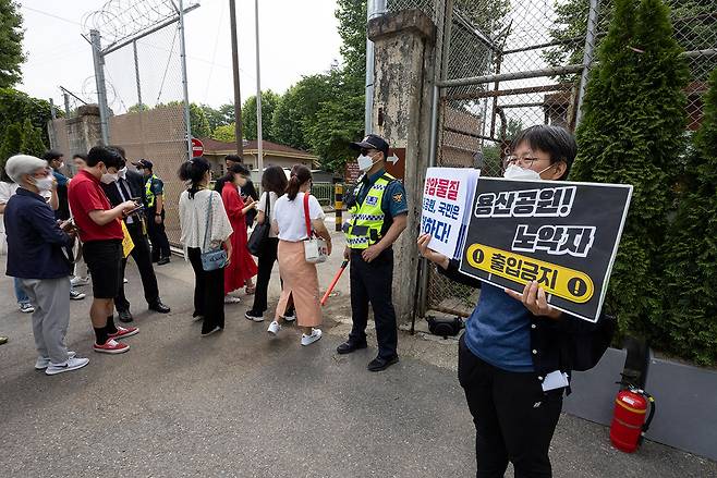 6월10일 오전 용산공원 시민 출입구 앞에서 환경단체 회원이 발암물질에 오염된 용산기지 개방을 반대하는 피켓 시위를 벌이고 있다.ⓒ시사IN 조남진