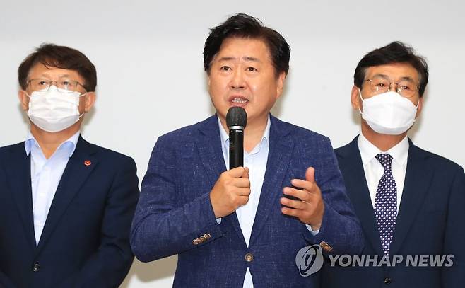 발언하는 오영훈 제주도지사 당선인 (제주=연합뉴스) 박지호 기자 = 28일 오후 제주웰컴센터에서 열린 '민선8기 도민도정 비전 및 도정 과제 보고회'에서 오영훈 제주도지사 당선인이 발언하고 있다. 2022.6.28 jihopark@yna.co.kr