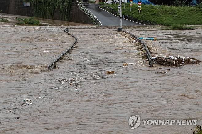 물에 잠긴 중랑천 보행교 (의정부=연합뉴스) 임병식 기자 = 수도권에 집중호우가 내린 30일 오후 경기도 의정부시 중랑천에서 보행교가 물에 잠겨 있다. 2022.6.30 andphotodo@yna.co.kr