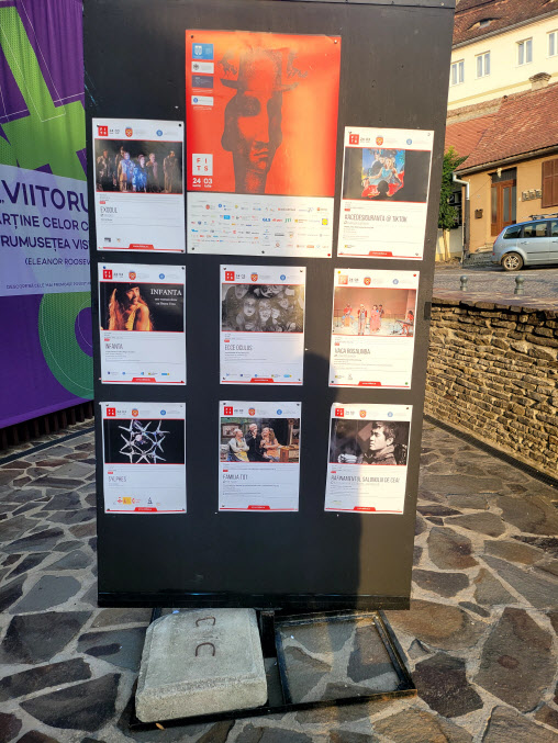 루마니아 시비아 공 씨어터 앞에 연극 ‘흑백 다방’을 소개하는 포스터(오른쪽 맨 아래)가 붙어있다(사진=극단 후암).